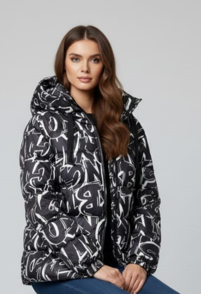 KADIN GRAFİTİ DESENLİ KAPŞONLU ŞİŞME MONT 42 - SİYAH/BEYAZ